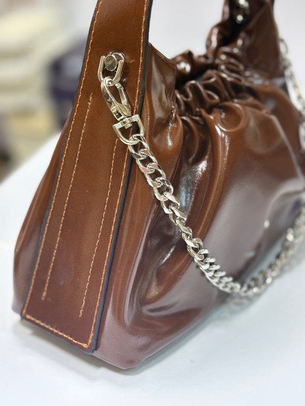 کیف دستی و دوشی زنانه چرم ورنی مدل چین دار زنجیری